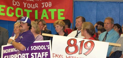 Show of solidarity for teacher contract negotiations