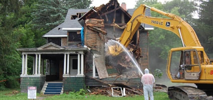 City demolishes dilapidated home