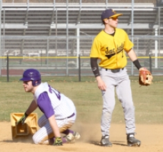 Oneonta offense erupts in the late innings