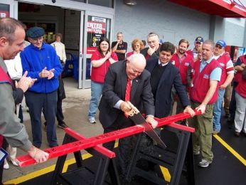 Lowe's officially "cuts the board" on new Norwich store