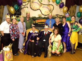 Gus' Steakhouse holds prom for seniors