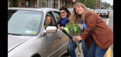 Pires hands out 750 bouquets of flowers in promoting random acts of kindness