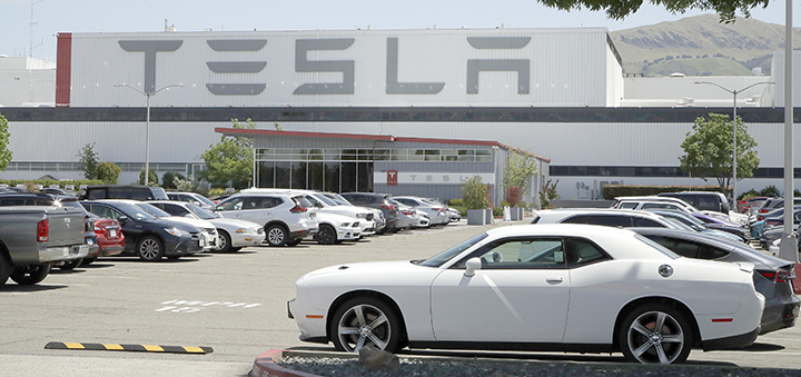 Tesla’s Musk defies lockdown order, restarts Cali. factory