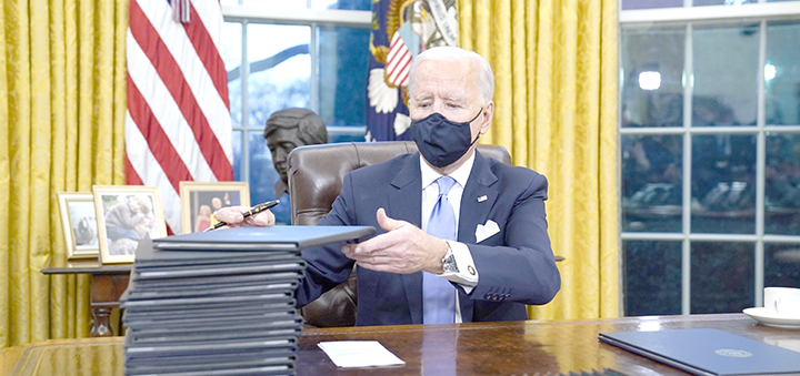 Biden to sign virus measures, requires mask use to travel